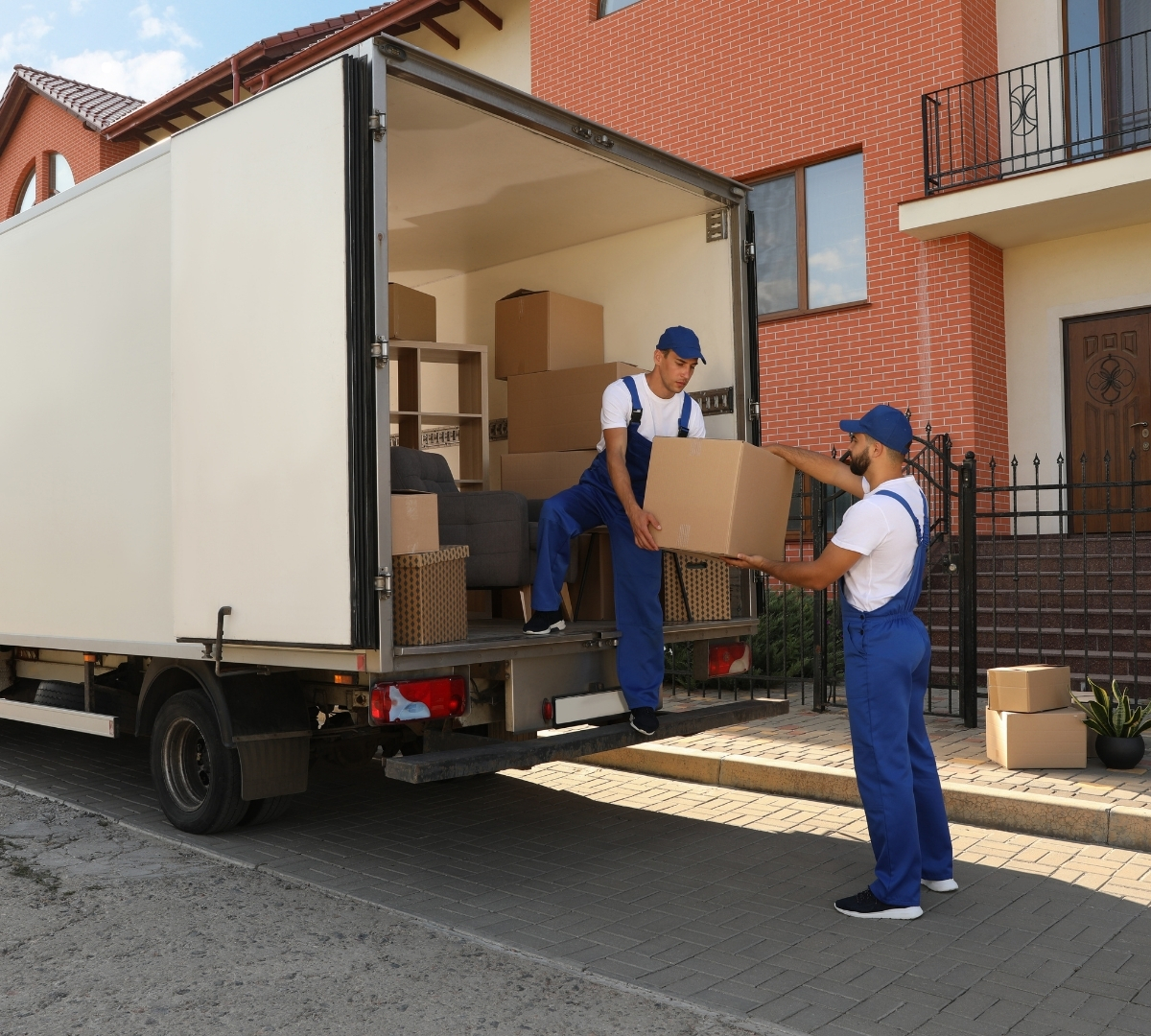 Professionelles Umzugsteam beim Beladen des Umzugswagens in der Schweiz