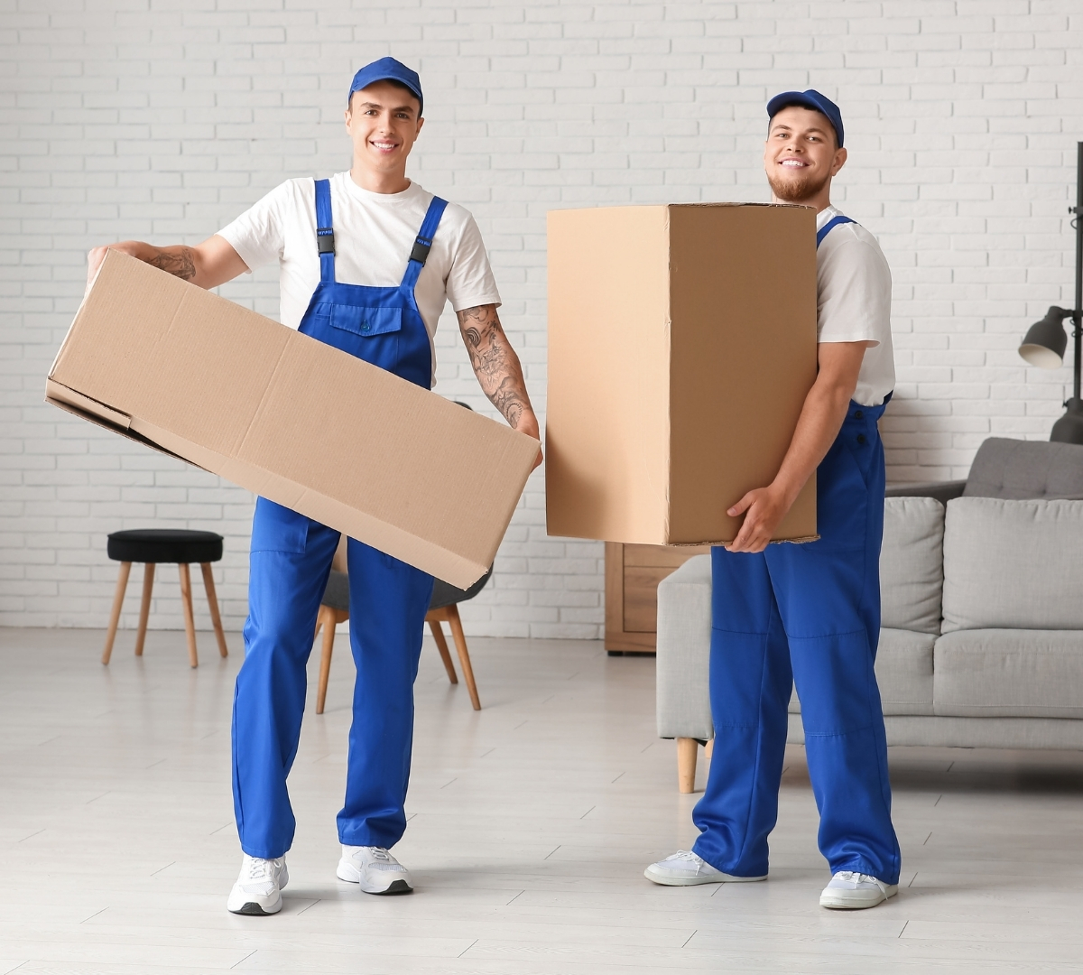 Umzugshelfer tragen Kartons — sorgfältig und professionell