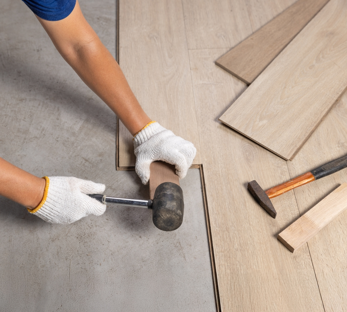 Fachmann verlegt Laminatboden präzise und sorgfältig